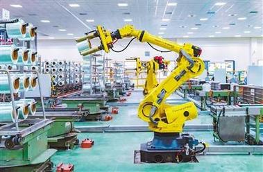 位于桐乡的中国巨石未来工厂,智能机器人正在检装产品.